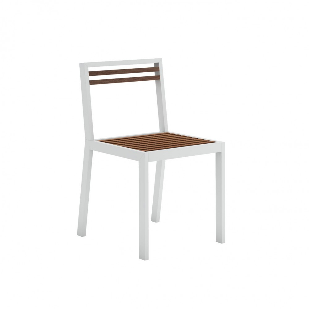 Silla cómoda DNA Teca para exterior de Gandia Blasco.