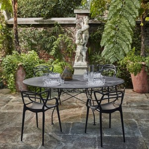Mesa Glossy Outdoor de Kartell. Diseño moderno ideal para exteriores.