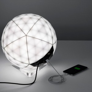 Lámpara sobremesa Huara Artemide con diseño tipo esfera, moderno y elegante.