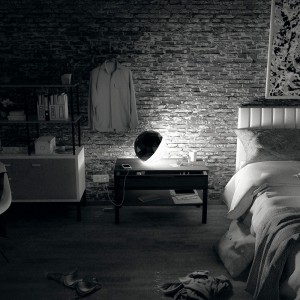 Lámpara sobremesa Huara Artemide con diseño tipo esfera, moderno y elegante.