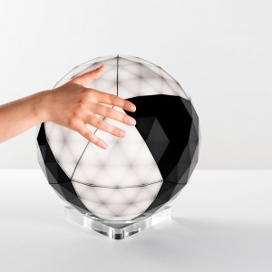 Lámpara sobremesa Huara Artemide con diseño tipo esfera, moderno y elegante.