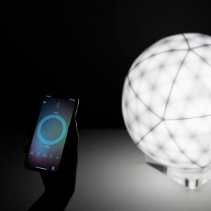 Lámpara sobremesa Huara Artemide con diseño tipo esfera, moderno y elegante.
