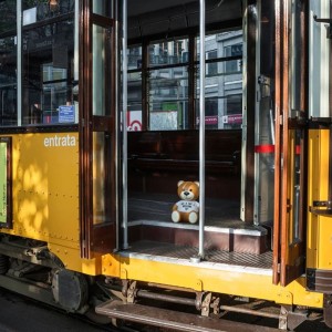 Lámpara sobremesa Toy Kartell de Oso Moschino ideal para dormitorios.