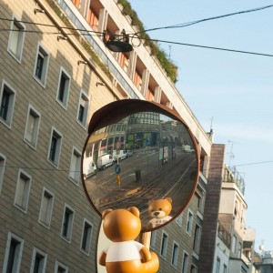 Lámpara sobremesa Toy Kartell de Oso Moschino ideal para dormitorios.