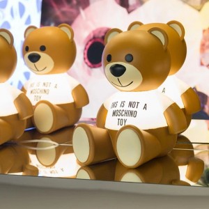 Lámpara sobremesa Toy Kartell de Oso Moschino ideal para dormitorios.