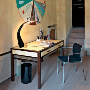Lámpara sobremesa Taj de Kartell. Diseñ de iluminación minimalista.