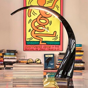 Lámpara sobremesa Taj de Kartell. Diseñ de iluminación minimalista.
