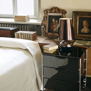 Lámpara de sobremesa Cindy de Kartell. En variedad de colores metalicos.