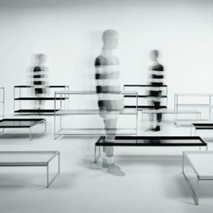 Mesita Trays rectangular de Kartell en acero cromado ideales para salones u oficinas.