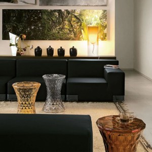 Mesita auxiliar Stone de Kartell. Disponible en variedad de colores.