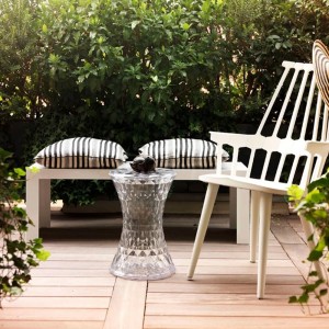 Mesita auxiliar Stone de Kartell. Disponible en variedad de colores.