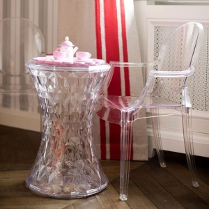 Mesita auxiliar Stone de Kartell. Disponible en variedad de colores.