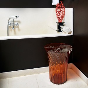 Taburete transparente Sparkle de Kartell en acabados transparentes.