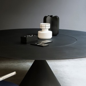 Mesa de diseño Clay con bandeja central giratoria Lazy Susan de Desalto.