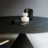 Mesa de diseño Clay con bandeja central giratoria Lazy Susan de Desalto.