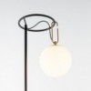 NH 22 de Artemide. Lámpara  estructura acero con anillo latón y vidrio soplado.