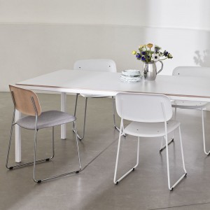 Silla Soft Edge 55 asiento Tapizado de Hay tapizada y polipropileno de gran diseño moderno para espacios interiores.
