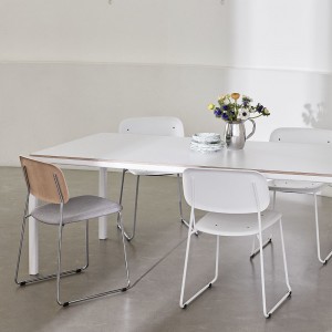 Silla con asiento tapizado Soft Edge 50 de roble con estructura de acero de gran diseño moderno para espacios interiores