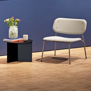 Butaca Soft Edge 10 Lounge asiento tapizado y de madera para interiores de Hay.