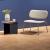 Butaca Soft Edge 10 Lounge asiento tapizado y de madera para interiores de Hay.