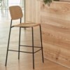 Taburete Soft Edge 90 de madera espacios interiores. Diseño de Hay.