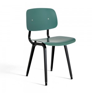 Silla Revolt de material reciclado ideal para espacios interiores de Hay.