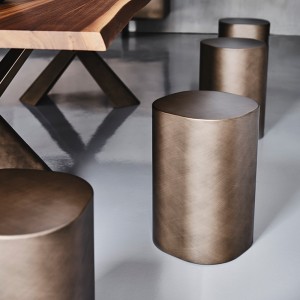 Mesa auxiliar Pacho de Cattelan Italia con sobre de cristal barnizado.