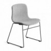 Silla AAC 09 tapizada y de acero de Hay ideal para espacios modernos.