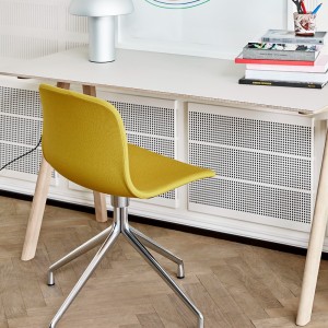 Silla AAC 11 tapizada y de aluminio de Hay ideal para espacios modernos.