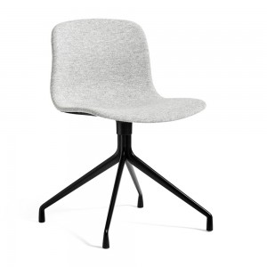Silla AAC 11 tapizada y de aluminio de Hay ideal para espacios modernos.