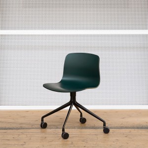 Silla AAC 14 de aluminio y polipropileno de Hay ideal para espacios modernos.