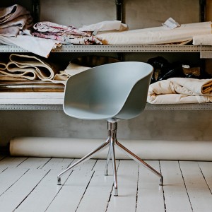 Silla AAC 20 de acero y polipropileno de Hay ideal para espacios modernos.