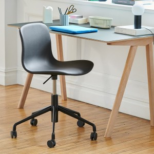 Silla AAC 51 de aluminio y polipropileno tapizada de Hay ideal para las oficinas