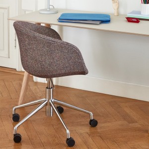Silla AAC 53 Soft de aluminio y polipropileno tapizada de Hay ideal para las oficinas
