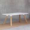 Mesa rectangular Oblique de Prostoria con tapa de MDF. Mesa diseño de madera.