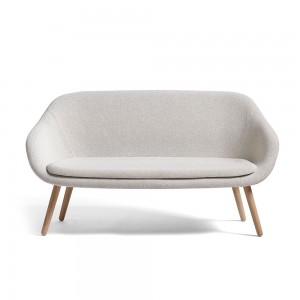 Sofa AAL de Hay. Diseño tapizado y de madera maciza.