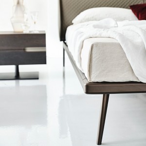 Cama Ayrton de Cattelan Italia con patas de acero cromado. Camas modernas.