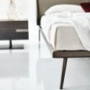 Cama Ayrton de Cattelan Italia con patas de acero cromado. Camas modernas.