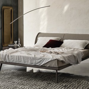 Cama Ayrton de Cattelan Italia con patas de acero cromado. Camas modernas.