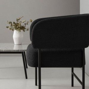 Butaca moderna Easy Chair de modelo RC con patas metalicas de Blasco&Vila.