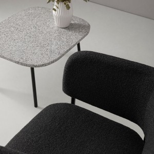 Butaca moderna Easy Chair de modelo RC con patas metalicas de Blasco&Vila.