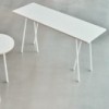 Mesa rectangular alta Loop Stand High Hay. Diseño moderno para interiores.