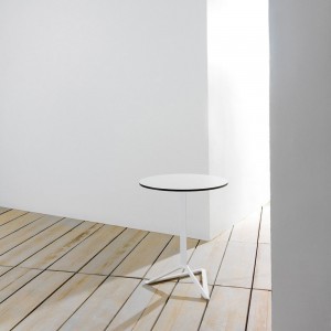 Mesa auxiliar Delta de Vondom. Muebles y complementos de exterior.