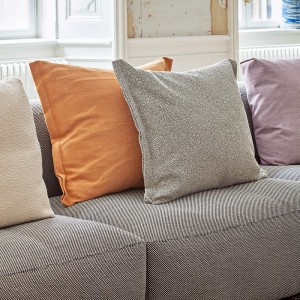 Cojín Plica Planar tapizado de Hay. Especial para darle vida a tus espacios.