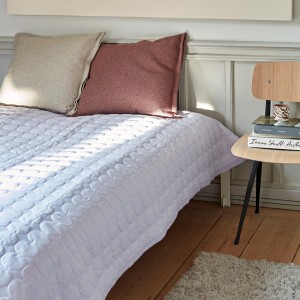 Cojín Plica Planar tapizado de Hay. Especial para darle vida a tus espacios.