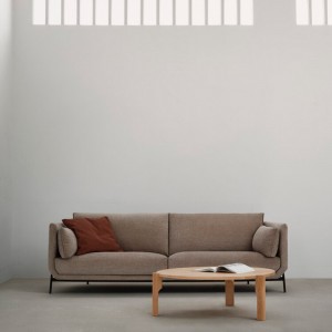 Sofá Must de Omelette ed. Sofá de diseño ideal para ambientes interiores.