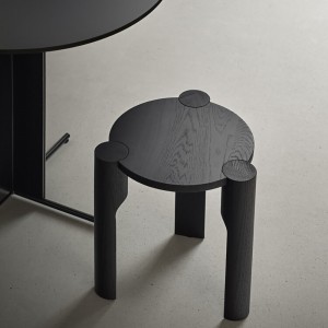 Taburete bajo Domus de Omelette ed. Tabuete ideal para ambientes interiores.