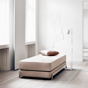 Sofá cama elegante Frame para dormitorio de Softline. Sofacamas de una y dos plazas.