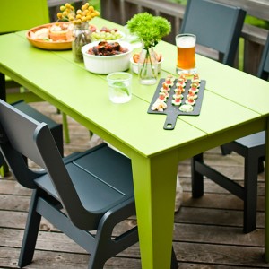 Mesa de comedor Alfresco de Loll Designs. Productos hechos con material reciclado.