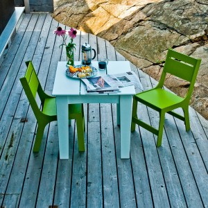 Mesa Alfresco cuadrada de Loll Designs. Productos hechos con material reciclado.